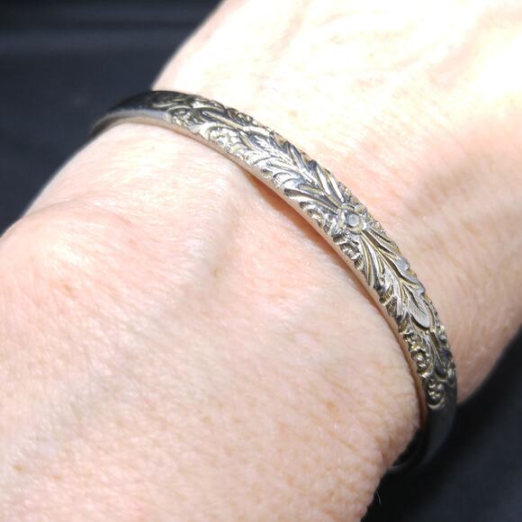 Vintage Whiting & Davis Silver Embossed Bangle Bracelet, Floral Design, 1950s - Picture 4 of 10
